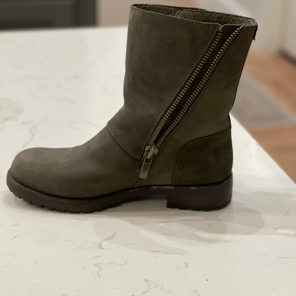 UGG boots. Beautiful Forrest green color. Hardly worn. Size 8.5 - Picture 2 of 7